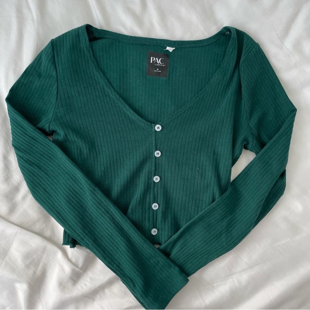 green long sleeve top  offer me 💗
